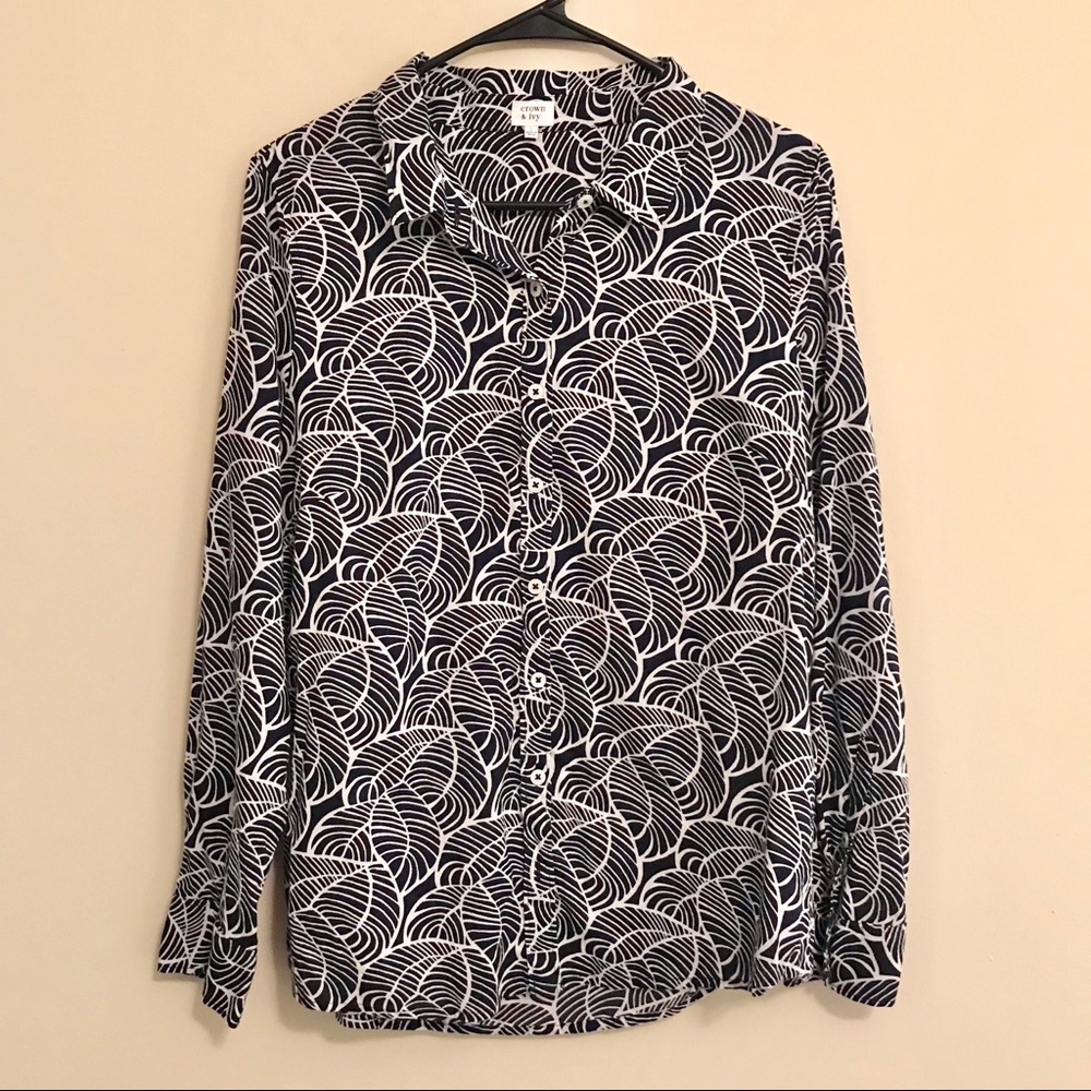 Crown & Ivy button down top